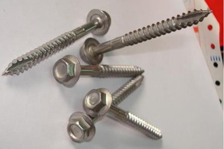 自攻螺釘?shù)氖褂眉记珊椭饕猛?/></p><p>　　2、該螺釘非常適合在木質(zhì)材料上使用。一般可以手工直接操作，由于人力限制，因此該螺釘尺寸一般都很小，使用范圍也有限。</p><p>　　3、該螺釘是把絲錐和螺栓結(jié)合在一起。前面部位是絲錐，后面部位是螺紋。當(dāng)用于比較柔軟的材料上面時(shí)，鉆好空就能夠直接擰入。由絲錐攻出螺紋，然后讓螺栓螺紋吃勁就可以完成緊固和連接。如果螺釘直徑較小，材料本身也很軟，甚至不用預(yù)先打孔，直接就可以使用。</p><p>　　4、螺釘在使用的時(shí)候，需要考慮直徑級(jí)數(shù)、每英寸長(zhǎng)度螺紋數(shù)量和螺桿長(zhǎng)度這三個(gè)重要參數(shù)。一般來(lái)說(shuō)螺釘?shù)闹睆郊?jí)數(shù)可以分為10級(jí)和12級(jí)兩種，對(duì)應(yīng)的螺釘直徑分別是4.87mm以及5.43mm;每英寸長(zhǎng)度螺紋數(shù)量可以分為14、16、24三種，一般每英寸長(zhǎng)度螺紋數(shù)量越多，就表明自鉆的能力越強(qiáng)。</p><p>　　<strong>主要用途</strong></p><p>　　該螺釘一般多用于薄的板材之間的連接和緊固。由于其螺紋為具有弧形三角截面的普通螺紋，加上螺紋表面硬度較高，因此在使用的時(shí)候，螺釘可以從被連接件螺紋底孔中攻出內(nèi)螺紋，從而實(shí)現(xiàn)連接目的。</p><p style=